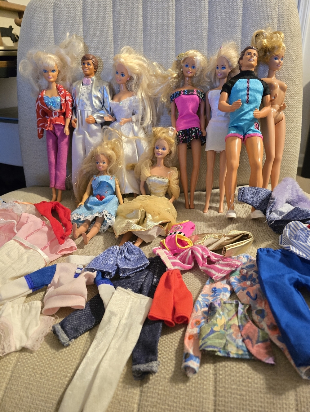 Vintage Barbie Lot With 9 Vintage Barbies, Case And Accessories